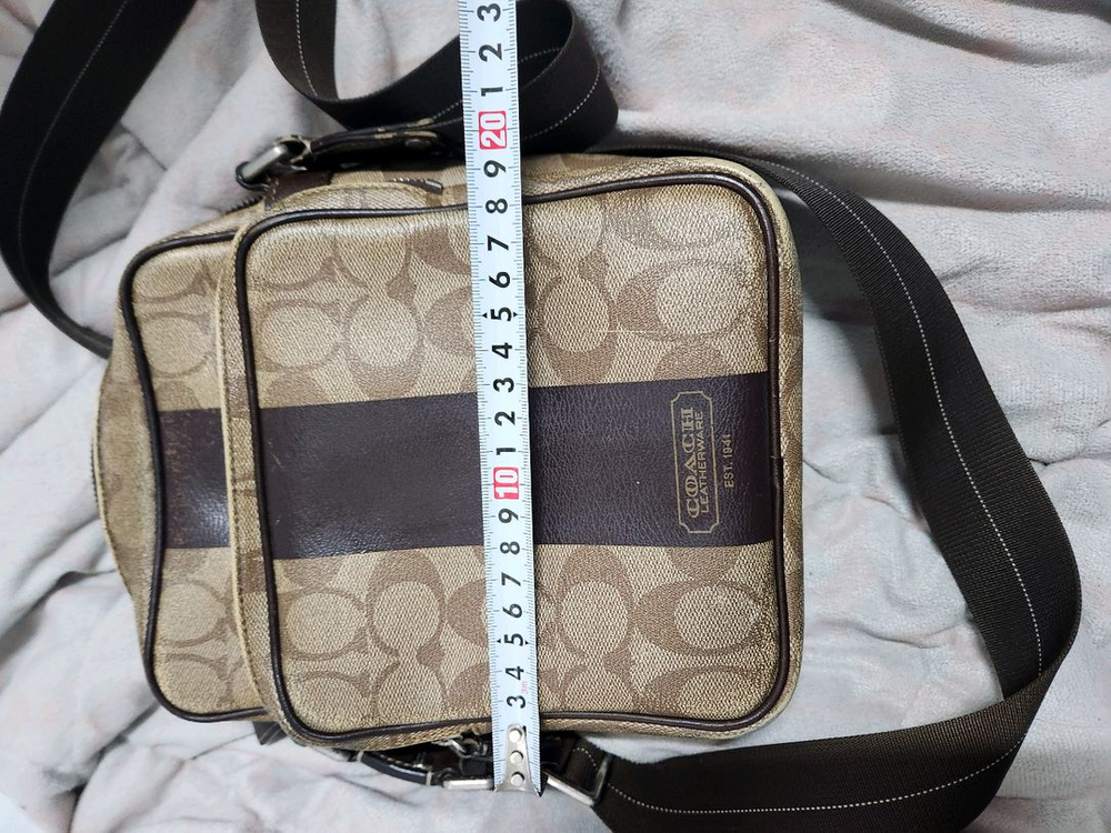 남성 크로스백 코치 이미지