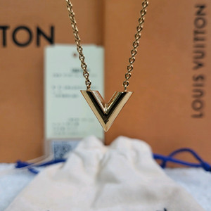 [새상품급/풀구성] 루이비통 에센셜 V 목걸이 이미지