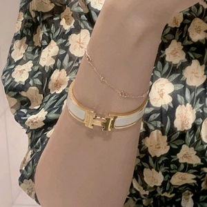 에르메스 클릭아슈pm 골드화이트 팔찌 정품A급(감정O)구찌프라다루이비통디올고야드샤넬셀린느보테가생로랑발렌시아가가방 이미지