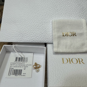 디올 쁘띠 CD 귀걸이 한쪽 이미지