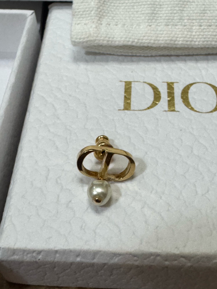 디올 쁘띠 CD 귀걸이 한쪽 이미지