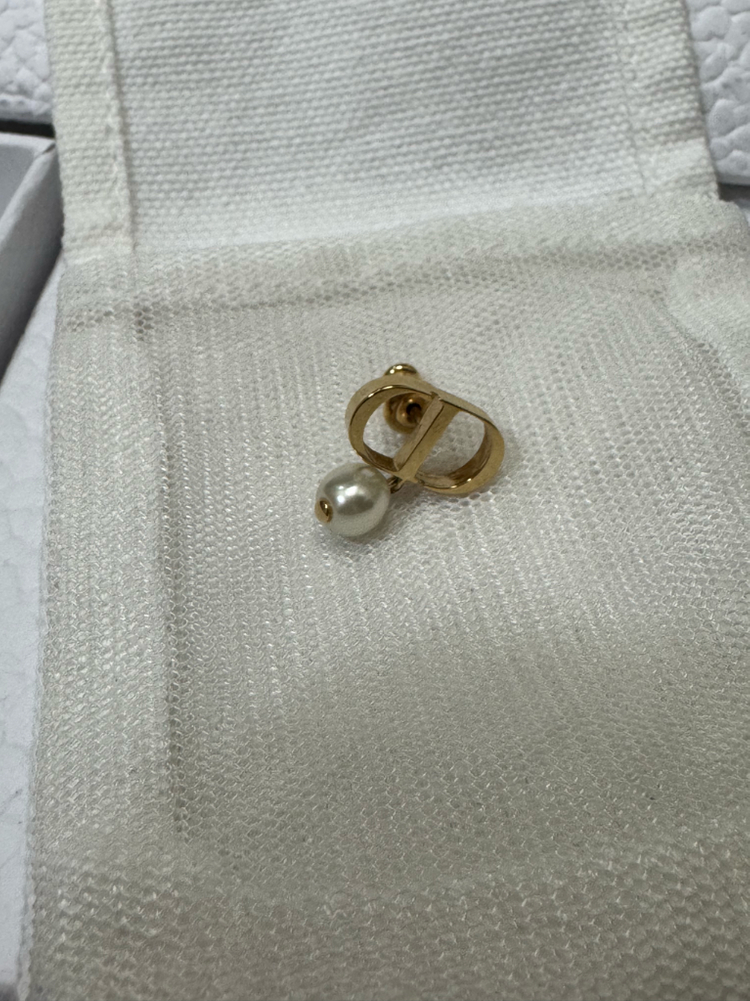 디올 쁘띠 CD 귀걸이 한쪽 이미지