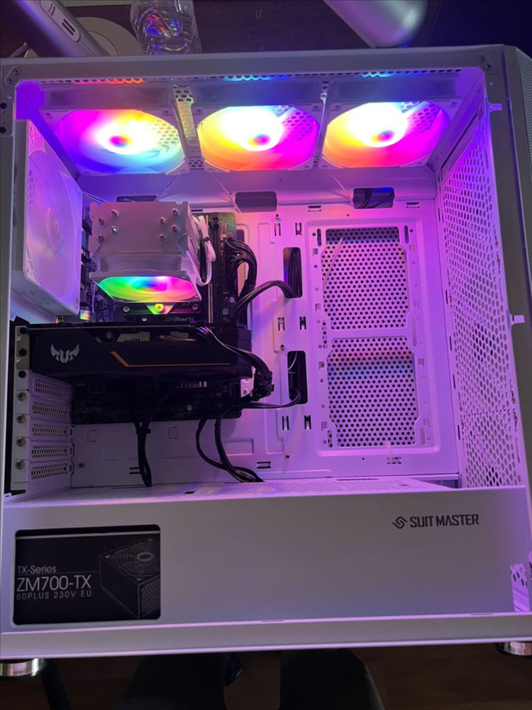 게이밍 화이트 감성 컴퓨터 본체 PC (i5-9400F, GTX 1650 이미지