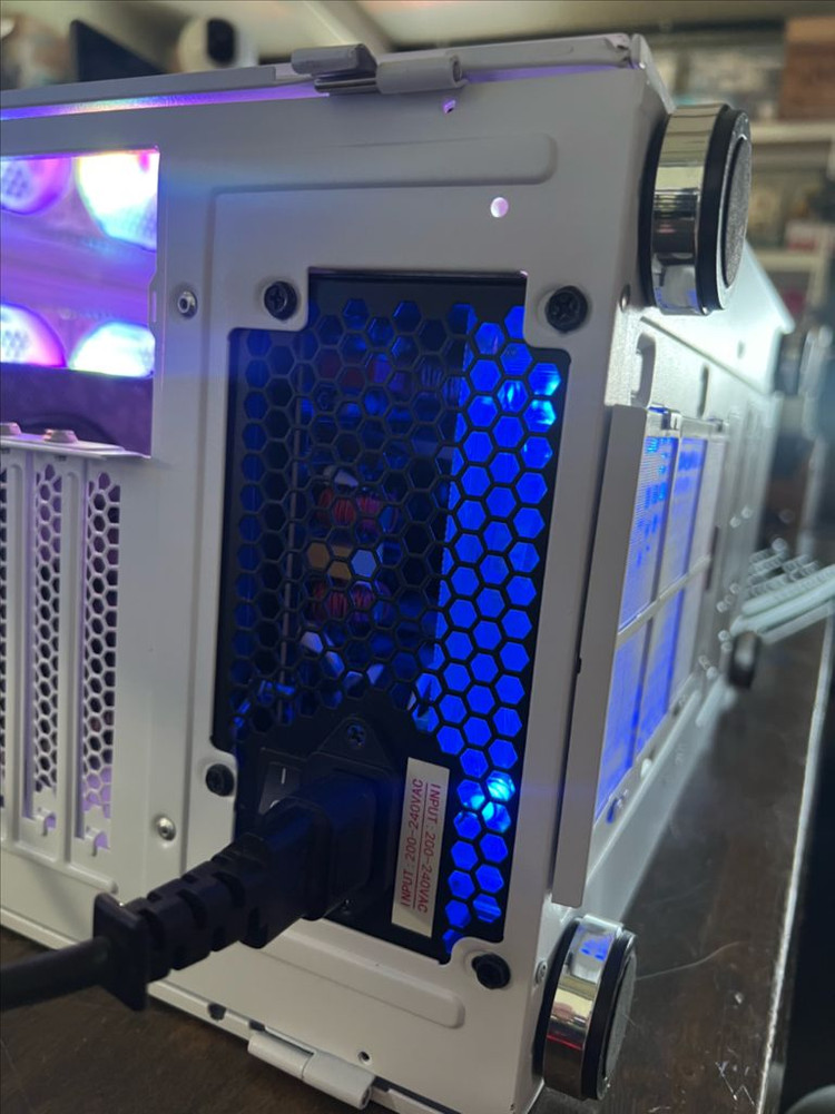 게이밍 화이트 감성 컴퓨터 본체 PC (i5-9400F, GTX 1650 이미지