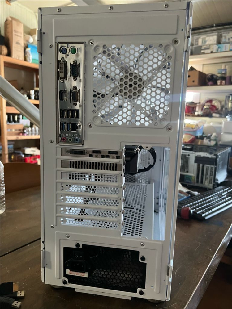 게이밍 화이트 감성 컴퓨터 본체 PC (i5-9400F, GTX 1650 이미지