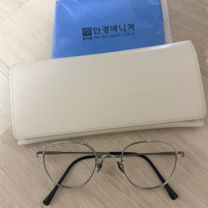 프로젝트프로덕트 티타늄 실버 안경테 이미지