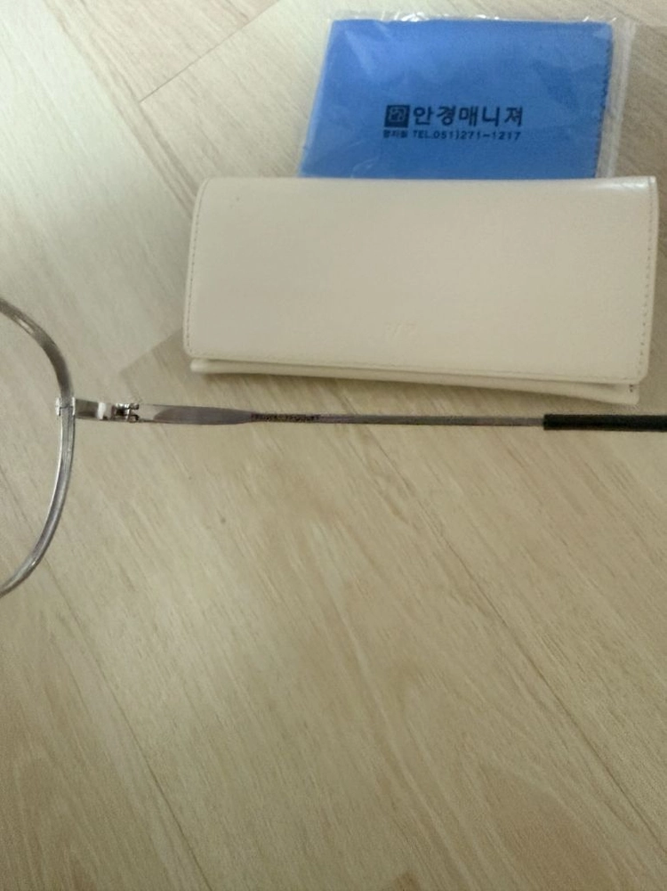 프로젝트프로덕트 티타늄 실버 안경테 이미지