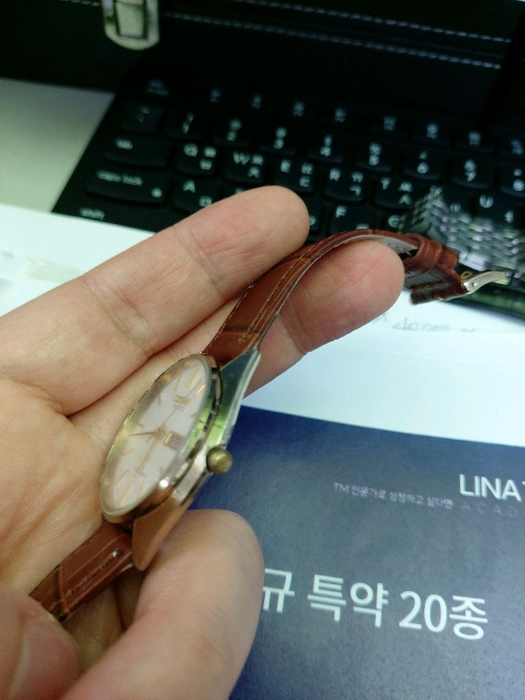 시티즌 크라이스트론 쿼츠 가죽 시계 이미지