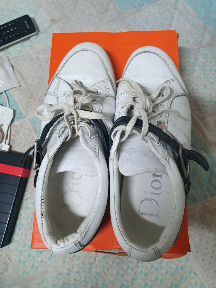 [DIOR] 디올 명품 가죽 스니커즈 41 사이즈 판매합니다. 이미지