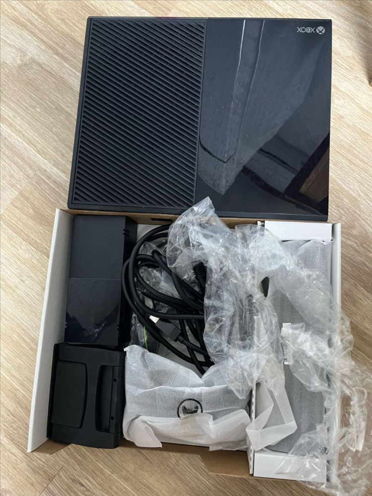 엑스박스원 500 및 키넥트,기타히어로 외 게임 다수 팝니다. 이미지