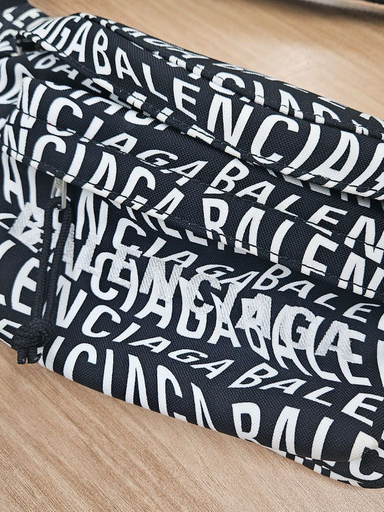 발렌시아가 휠 벨트백 (Wheel Belt Bag) 이미지