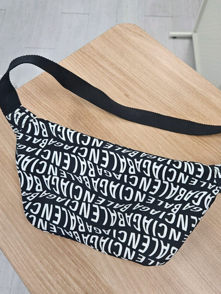 발렌시아가 휠 벨트백 (Wheel Belt Bag) 이미지