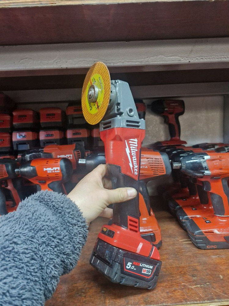 밀워키충전그라인더M18CAG100X 4인치밀워키그라인더 배터리포함 이미지