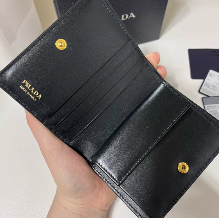 프라다 사피아노 메탈 로고 반지갑 블랙 이미지