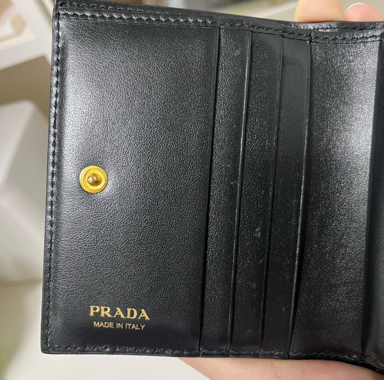 프라다 사피아노 메탈 로고 반지갑 블랙 이미지
