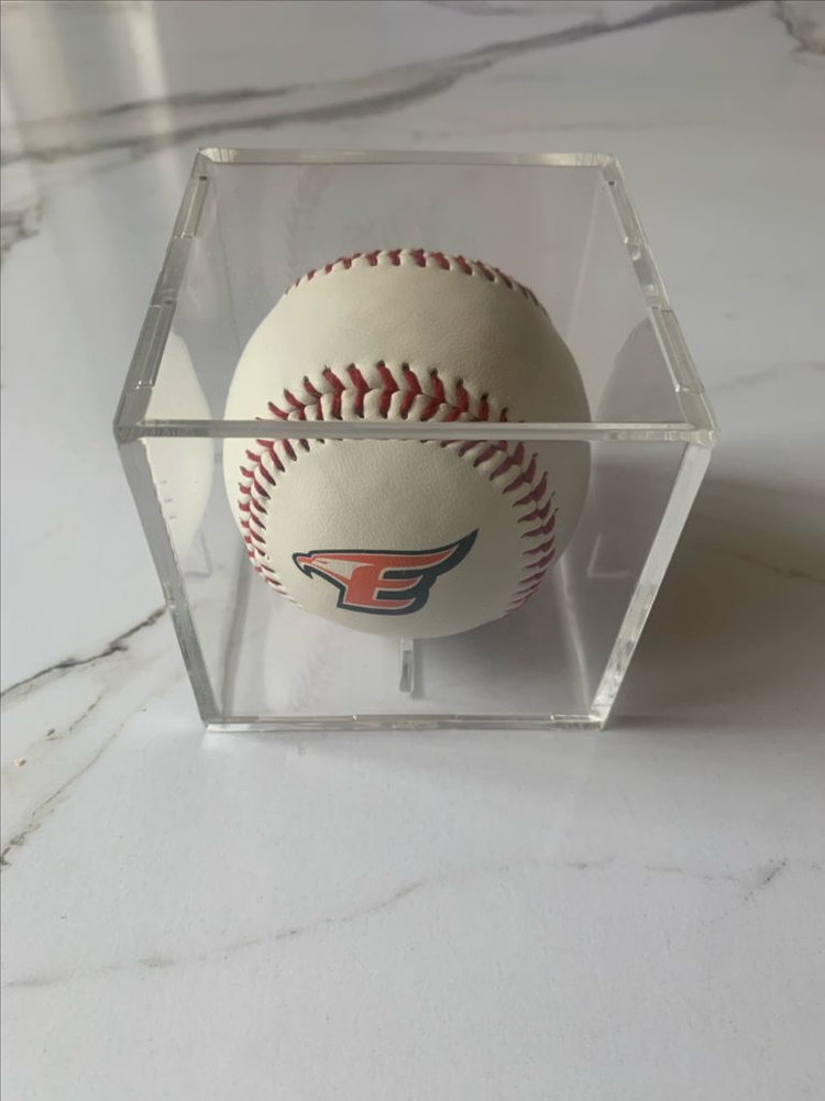 권혁 600경기 출전 기념 야구공 이미지