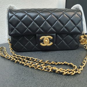 샤넬 CC 슬라이드백 뉴미니 줄조절 미니 플랩백 CC 로고 이미지