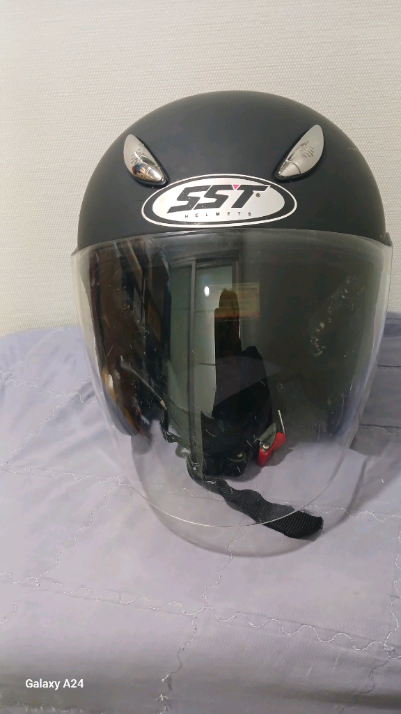 에스에스켐 SST 체어맨 오토바이 오픈페이스 헬멧(L)SST 브랜드의 오픈페이스 형태 오토바이 헬멧입니다. 브랜드: 이미지