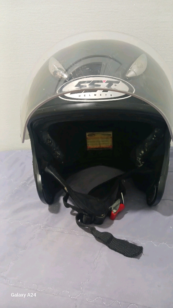 에스에스켐 SST 체어맨 오토바이 오픈페이스 헬멧(L)SST 브랜드의 오픈페이스 형태 오토바이 헬멧입니다. 브랜드: 이미지