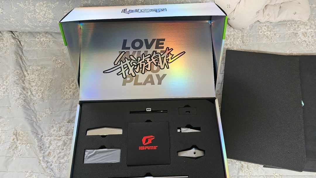 RTX 4080 SUPER 불칸 화이트 이미지