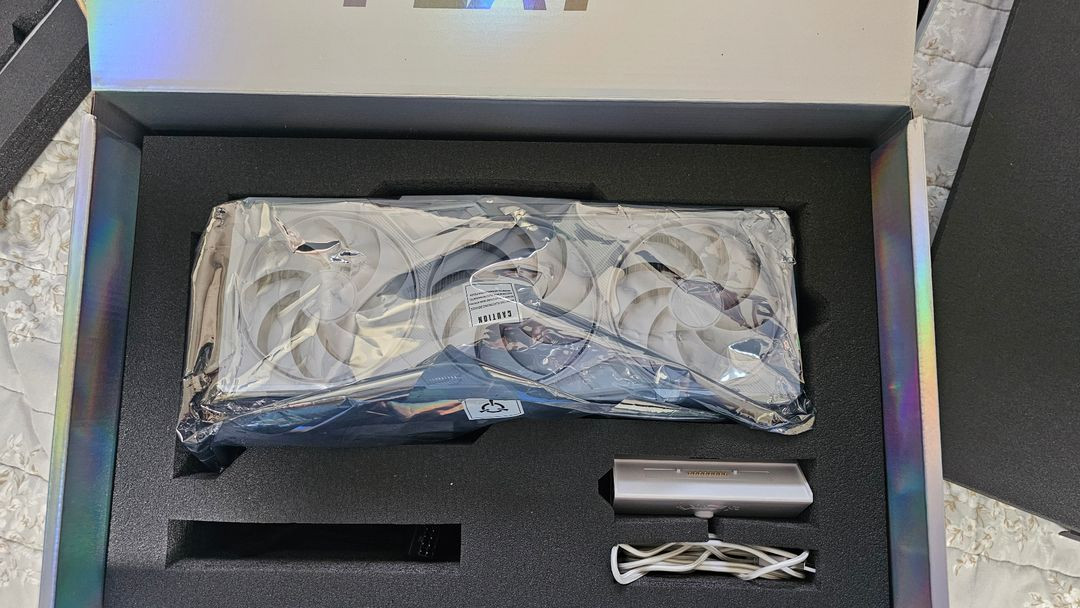 RTX 4080 SUPER 불칸 화이트 이미지