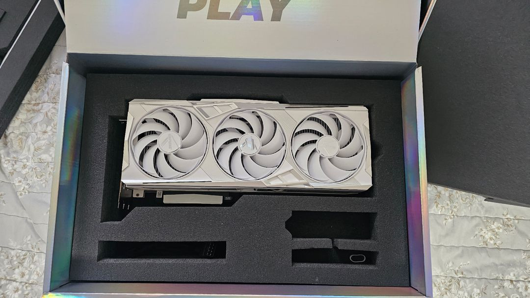 RTX 4080 SUPER 불칸 화이트 이미지