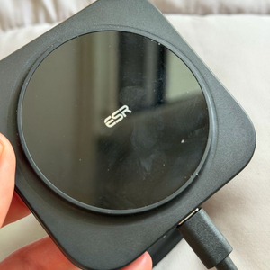 ESR 할로락 차량용 맥세이프 충전기 2c522 (usb타입 이미지