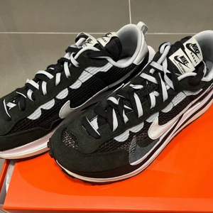 나이키 사카이 베이퍼와플 블랙 화이트 285 이미지