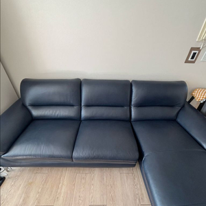 4인용 네이비 가죽 카우치 소파 이미지