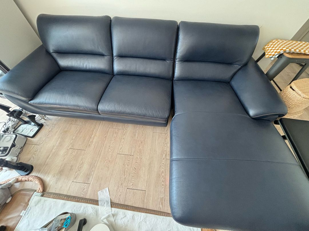 4인용 네이비 가죽 카우치 소파 이미지