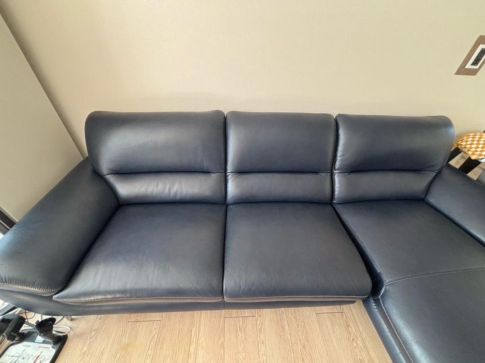 4인용 네이비 가죽 카우치 소파 이미지