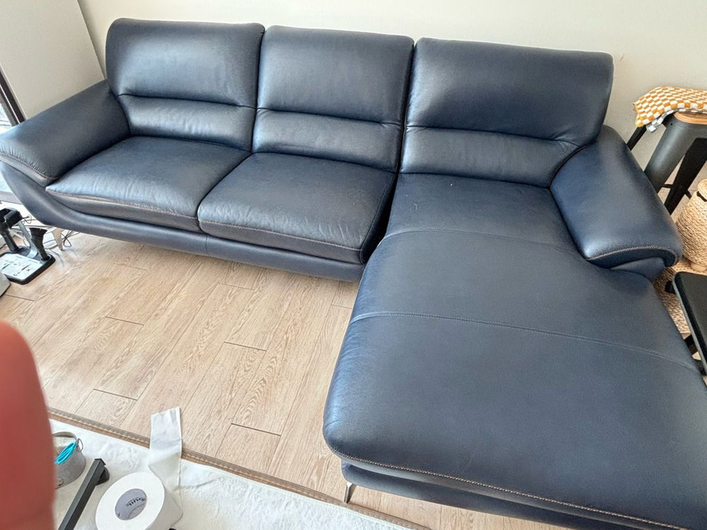 4인용 네이비 가죽 카우치 소파 이미지
