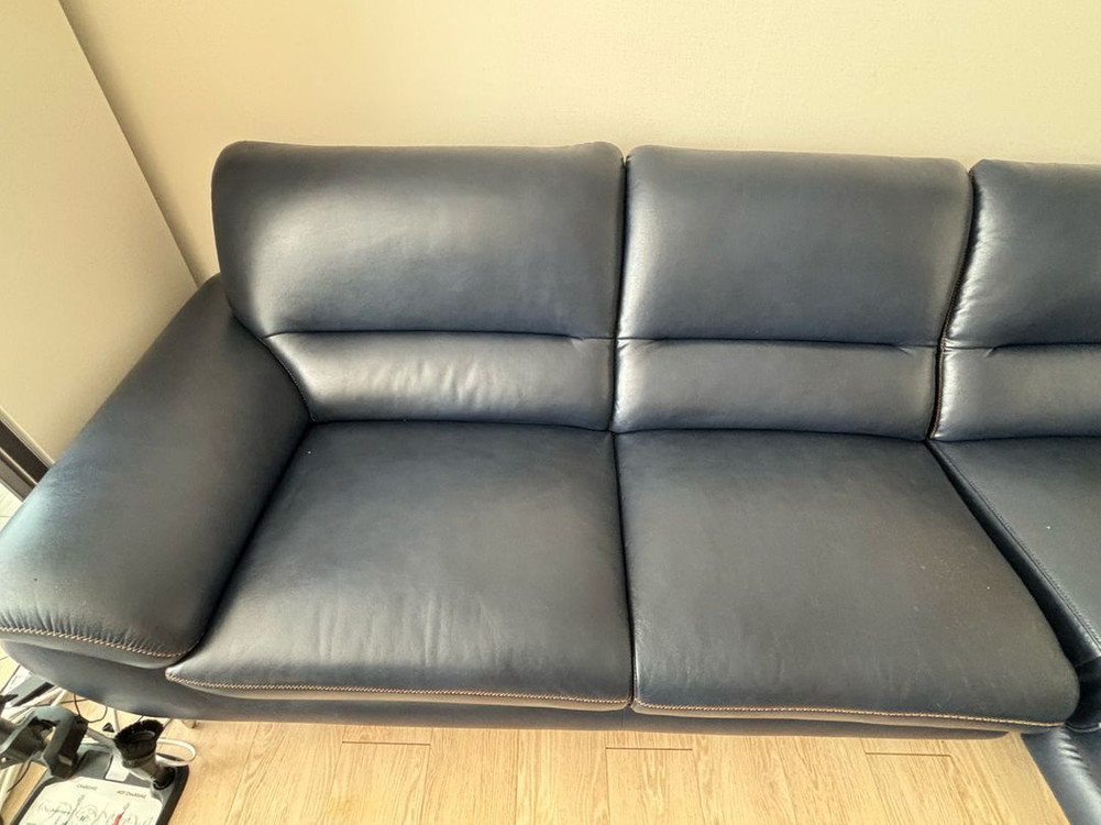 4인용 네이비 가죽 카우치 소파 이미지