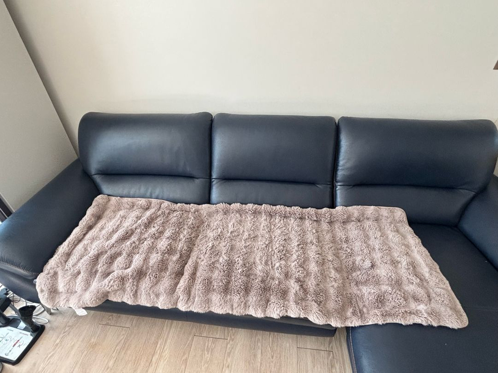 4인용 네이비 가죽 카우치 소파 이미지