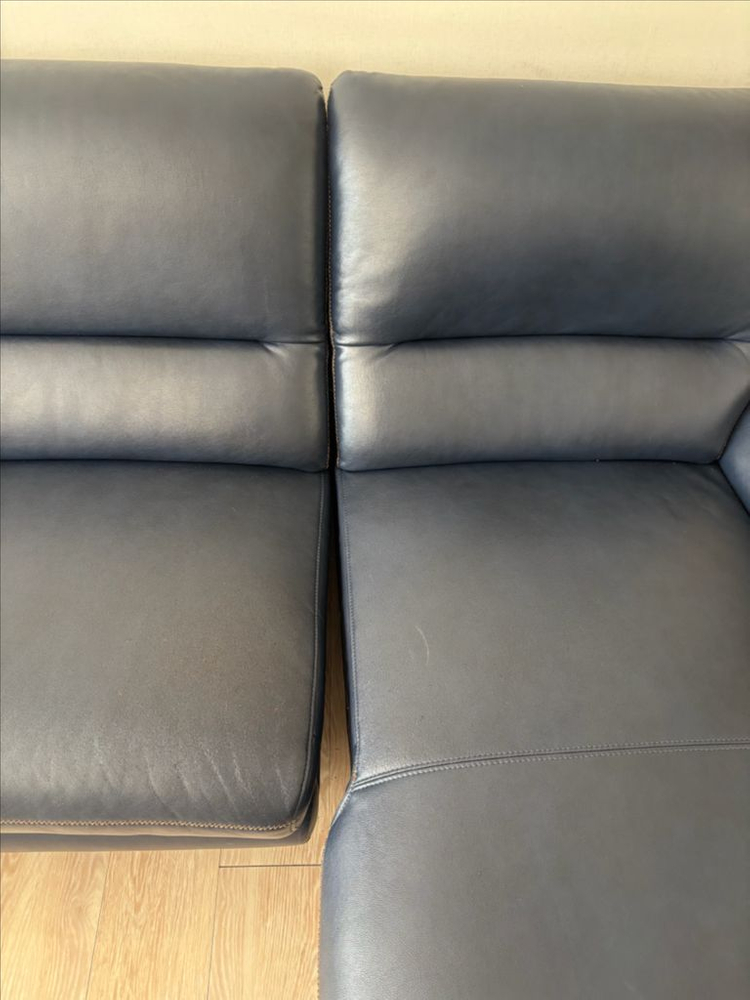 4인용 네이비 가죽 카우치 소파 이미지