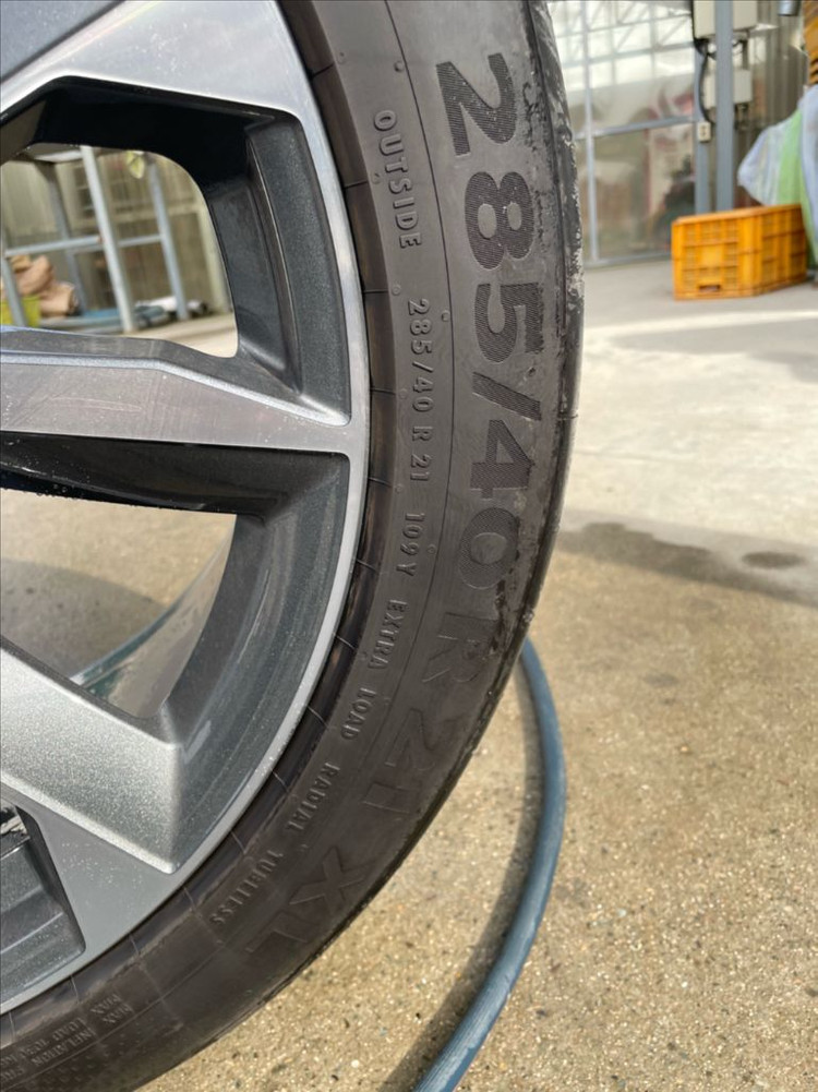 아우디 q7 50tdi 21인치 휠타이어 이미지
