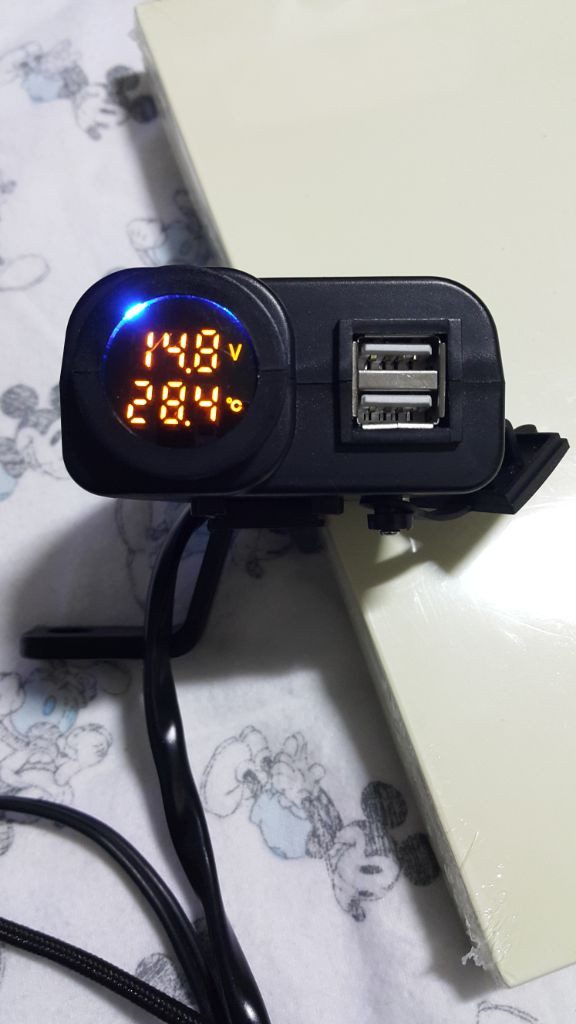 오토바이 12v 듀얼 USB 충전기 고속충전 전압계 온 이미지