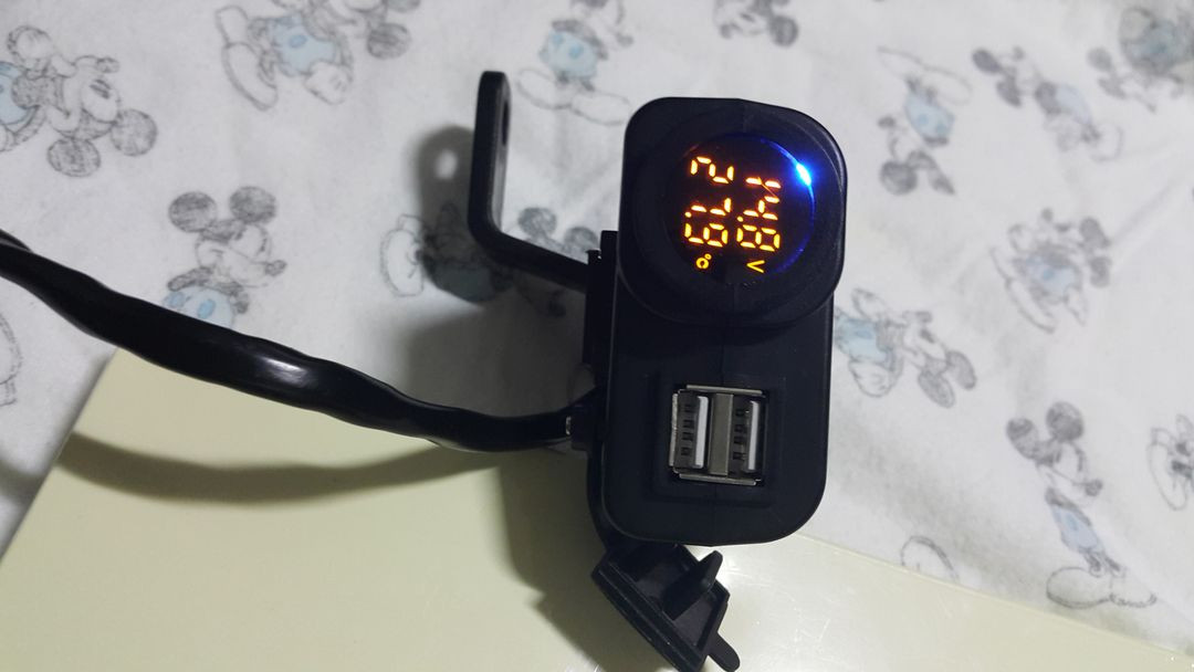 오토바이 12v 듀얼 USB 충전기 고속충전 전압계 온 이미지