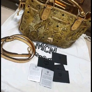 MCM 파이톤 스터드 숄더백 이미지