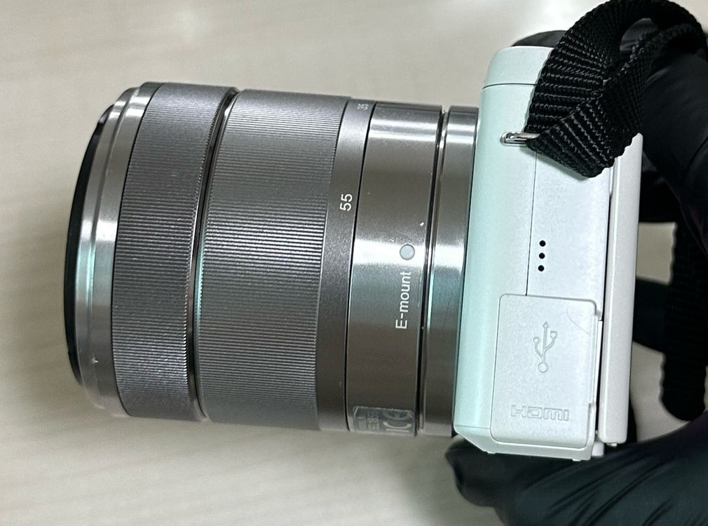 소니 NEX-F3 미러리스 카메라 이미지