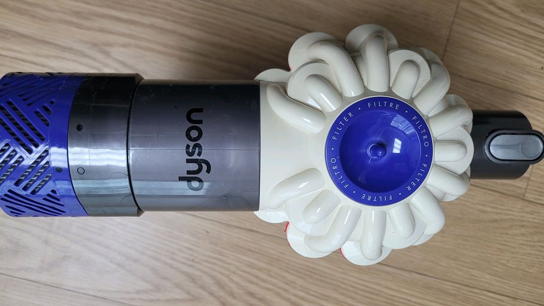 깨끗하게 세척한 다이슨 V6 무선 청소기 본체와 헤드(16분 연속작동) 이미지