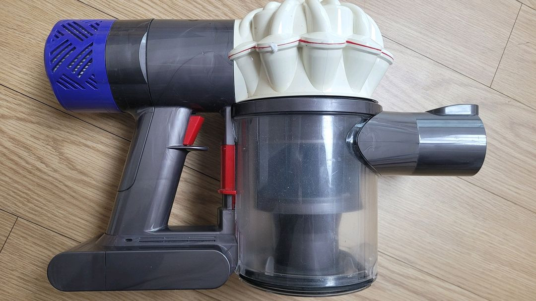 깨끗하게 세척한 다이슨 V6 무선 청소기 본체와 헤드(16분 연속작동) 이미지