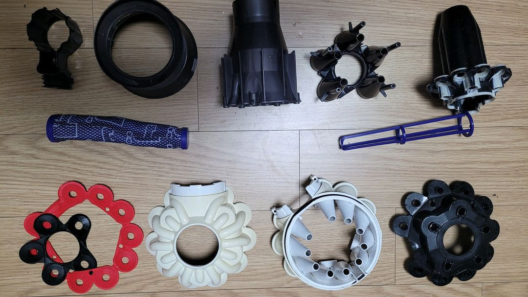 깨끗하게 세척한 다이슨 V6 무선 청소기 본체와 헤드(16분 연속작동) 이미지