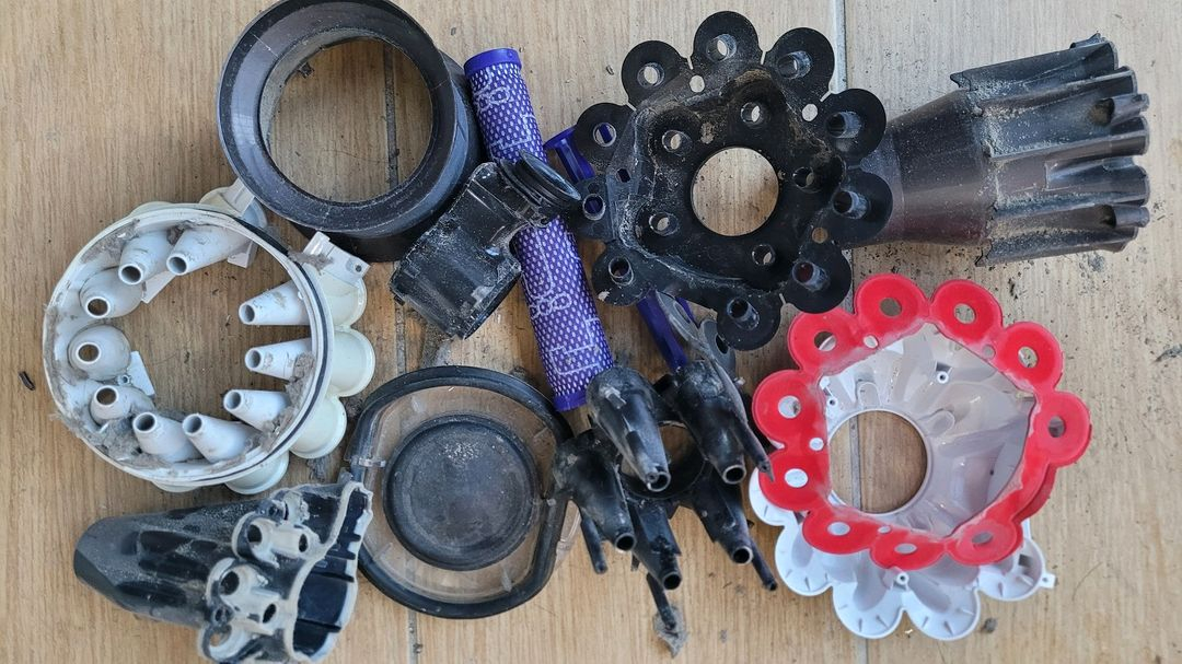 깨끗하게 세척한 다이슨 V6 무선 청소기 본체와 헤드(16분 연속작동) 이미지