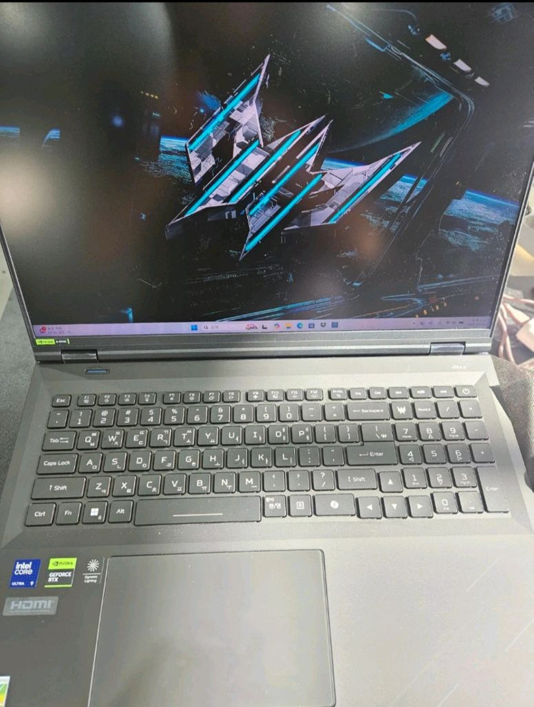 에이서 프레데터 헬리오스 18 AI 블랙 약 18인치에 해당함 • 코어Ultra9 • 1TB • 32GB • WIN 이미지