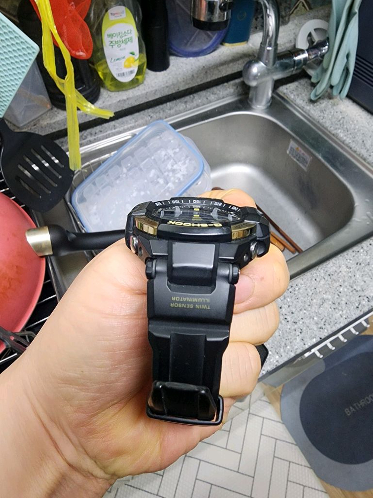 카시오 지샥 시계 GA-1100-9GDR 모델 판매 이미지