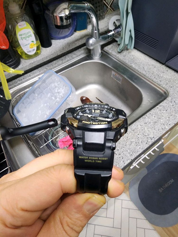 카시오 지샥 시계 GA-1100-9GDR 모델 판매 이미지