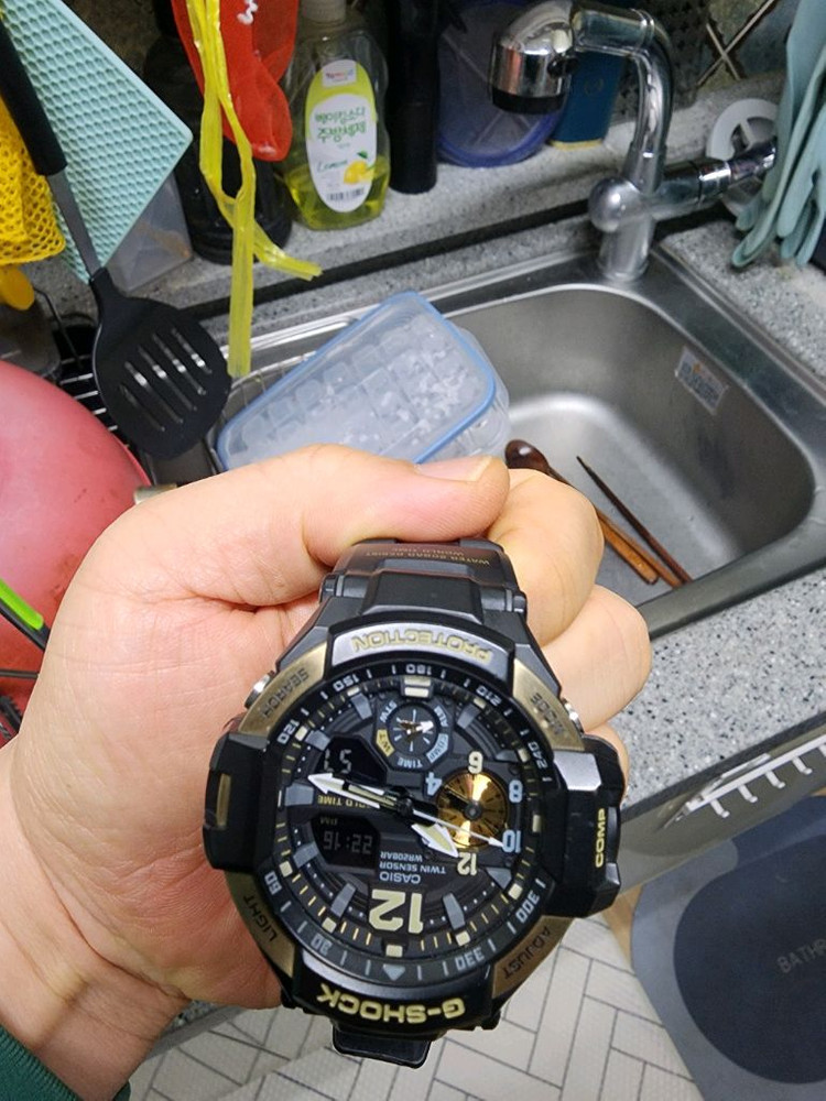 카시오 지샥 시계 GA-1100-9GDR 모델 판매 이미지