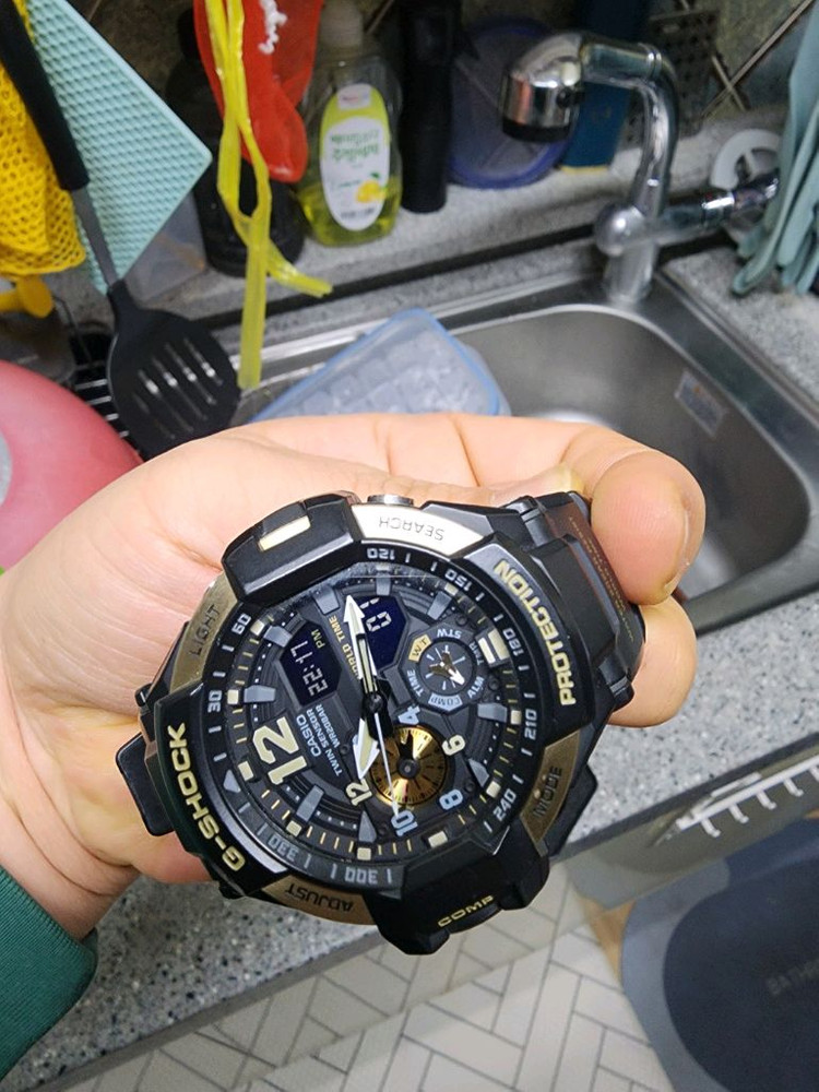 카시오 지샥 시계 GA-1100-9GDR 모델 판매 이미지