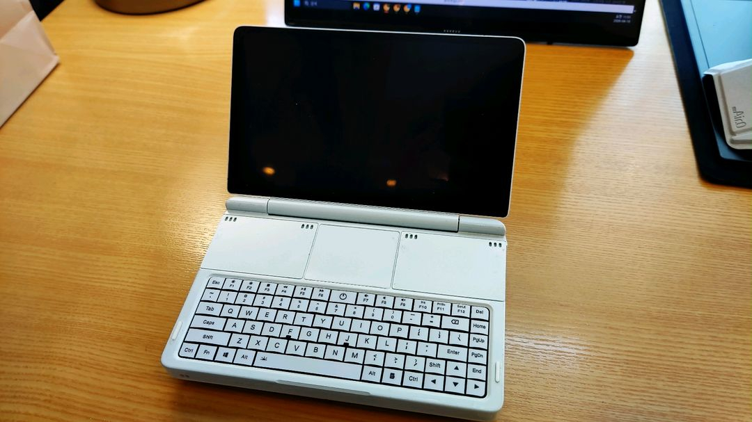 GPD WIN MINI 7840U 64G 2TB 화이트 커스텀 판매합니다 이미지